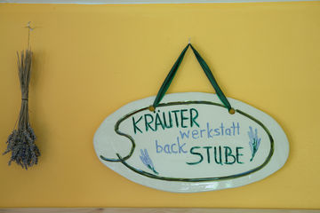 Die Kräuterstube am Serschenhof ist KRÄUTERwerkstatt und BackSTUBE in einem