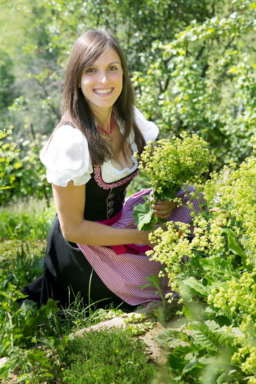 Bettina im Kräutergarten