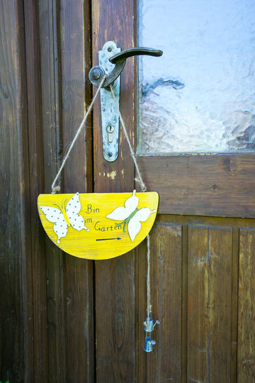 Türschild: Bin im Garten