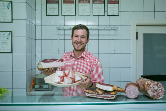 Gregor bei der Arbeit im Hofladen.